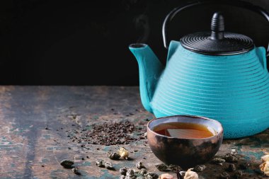 Kuru çay çaydanlık ile çeşitli