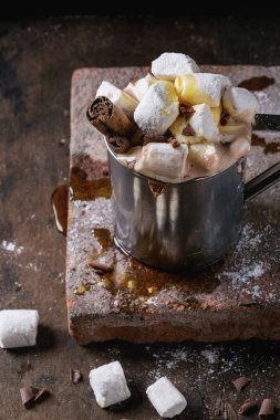 Marşmelovlu sıcak çikolata