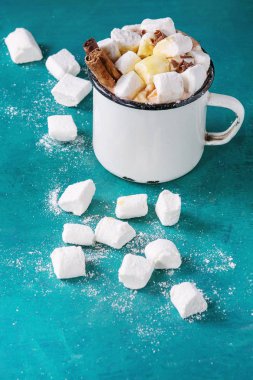 Marşmelovlu sıcak çikolata