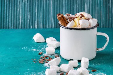 Marşmelovlu sıcak çikolata
