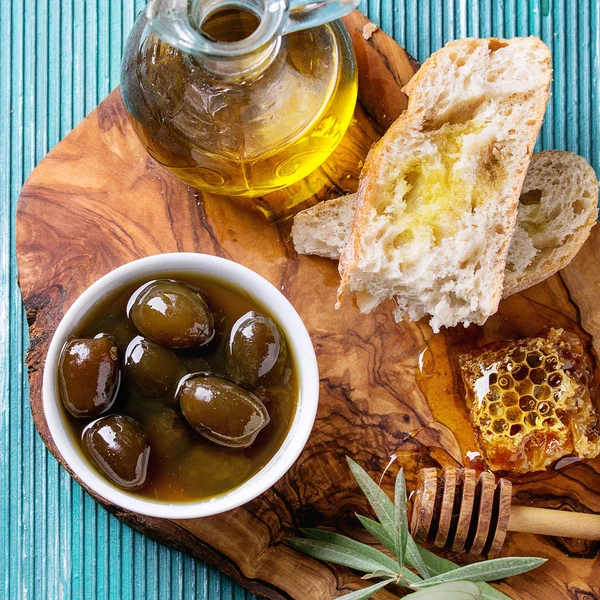 Green olives with honey — Stock Photo, Image