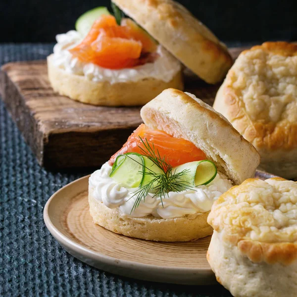 Käse-Scones mit Lachs — Stockfoto