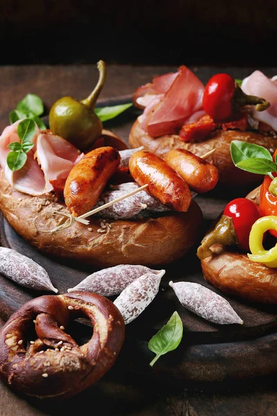 Mängd kött snacks i pretzels — Stockfoto