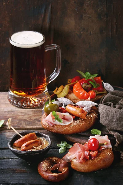 Mängd kött snacks i pretzels — Stockfoto