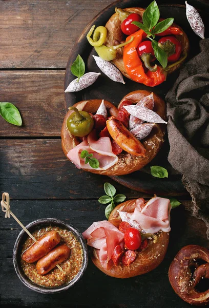 Mängd kött snacks i pretzels — Stockfoto