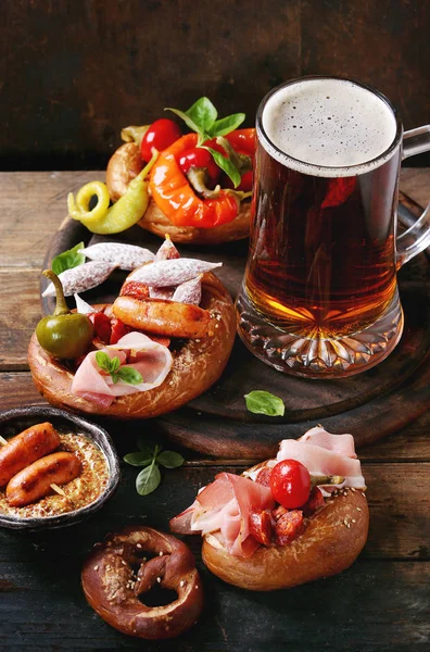 Mängd kött snacks i pretzels — Stockfoto