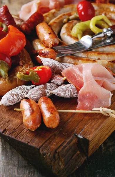 Varietà di snack a base di carne in pretzel — Foto Stock