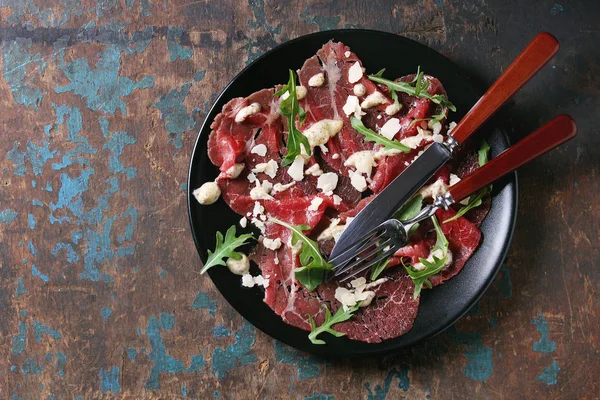 Rindfleisch-Carpaccio mit Rucola und Sauce — Stockfoto