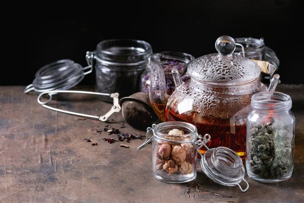 Vielfalt an trockenem Tee mit Teekanne — Stockfoto