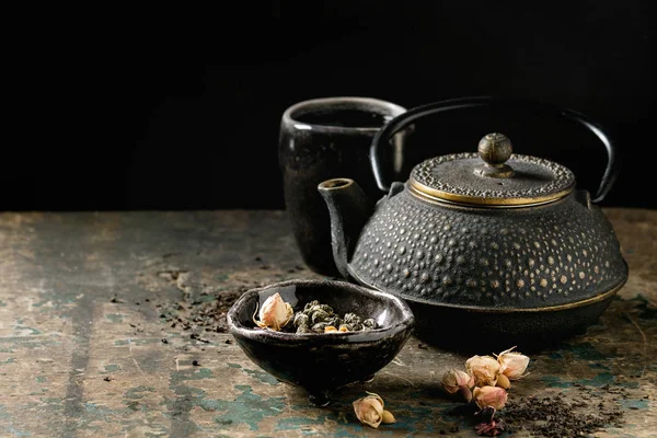 Variedade de chá seco com bule de chá — Fotografia de Stock