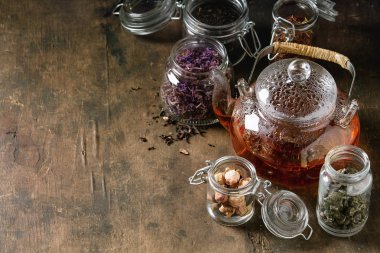 Kuru çay çaydanlık ile çeşitli