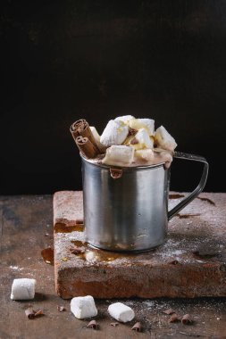 Marşmelovlu sıcak çikolata