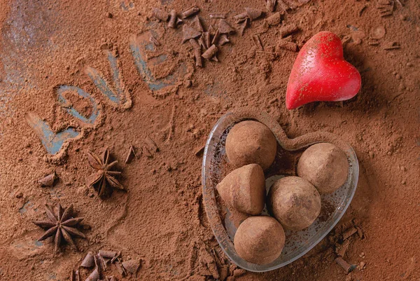 Trufas de chocolate con corazones de San Valentín — Foto de Stock