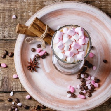 Hatmi ile sütlü kahve