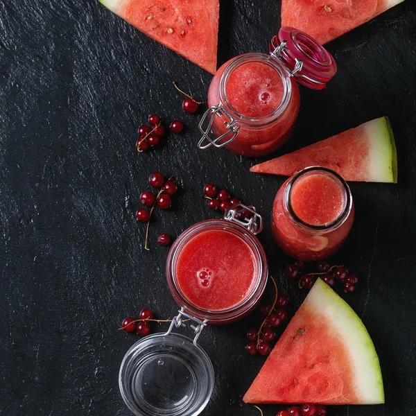 Wassermelone und Smoothie mit roten Johannisbeeren — Stockfoto