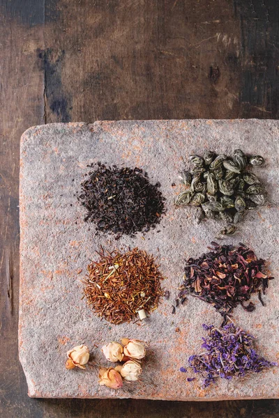 Variedad de té seco con tetera —  Fotos de Stock