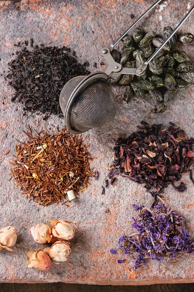 各种不同的干茶叶与茶壶 — 图库照片