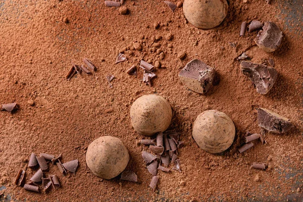 Tartufi di cioccolato con cacao in polvere — Foto Stock