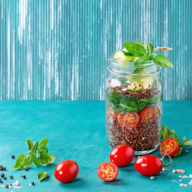 Kavanoz içinde quinoa salata