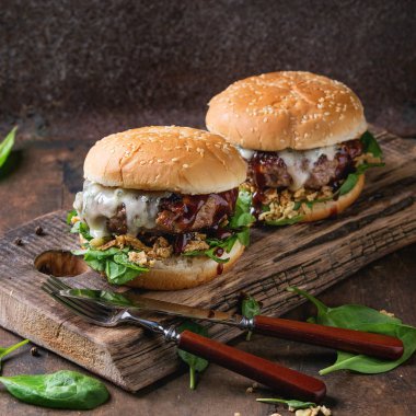 Hamburger biftek ve ıspanak ile