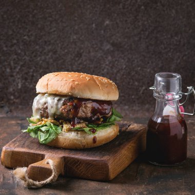 Hamburger biftek ve ıspanak ile