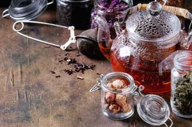 Kuru çay çaydanlık ile çeşitli