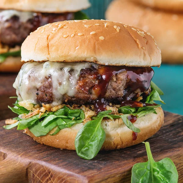 Hamburguesas con carne y espinacas — Foto de Stock