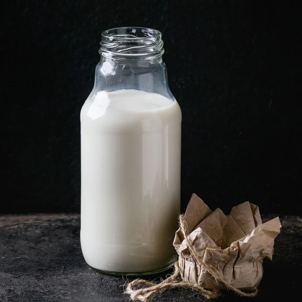 Стеклянная бутылка молока — стоковое фото