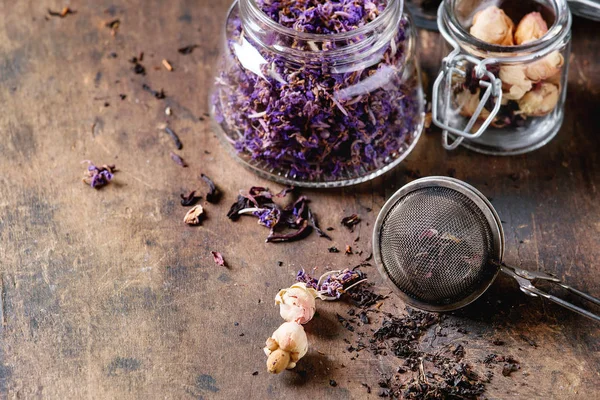 Vielfalt an trockenem Tee mit Teekanne — Stockfoto