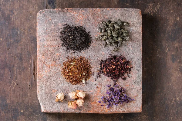 Variedad de té seco con tetera —  Fotos de Stock