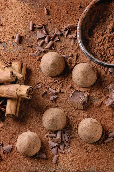 Tartufi di cioccolato con cacao in polvere — Foto Stock