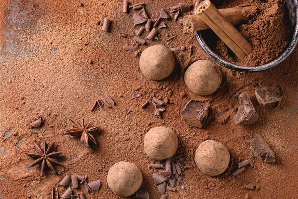Çikolatalı trüf ve kakao tozu. — Stok fotoğraf