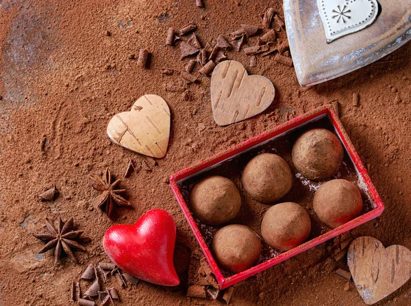 バレンタインのハートとチョコレートのトリュフ — ストック写真