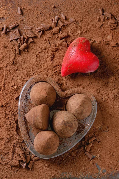 Trufas de chocolate con corazones de San Valentín — Foto de Stock