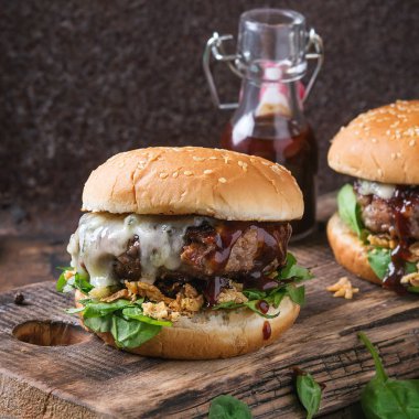 Hamburger biftek ve ıspanak ile