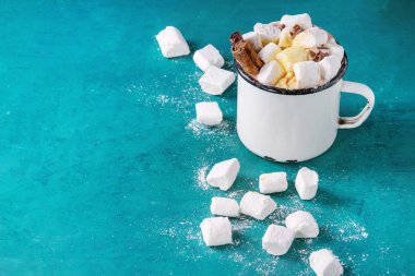 Marşmelovlu sıcak çikolata