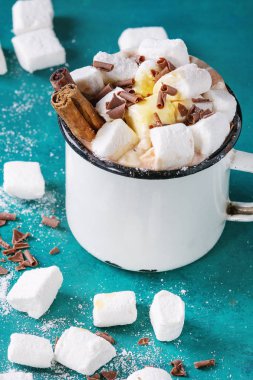 Marşmelovlu sıcak çikolata