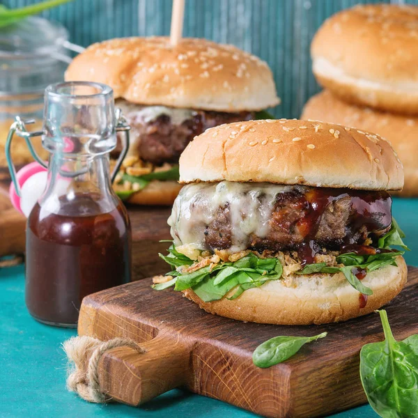 Hamburger biftek ve ıspanak ile