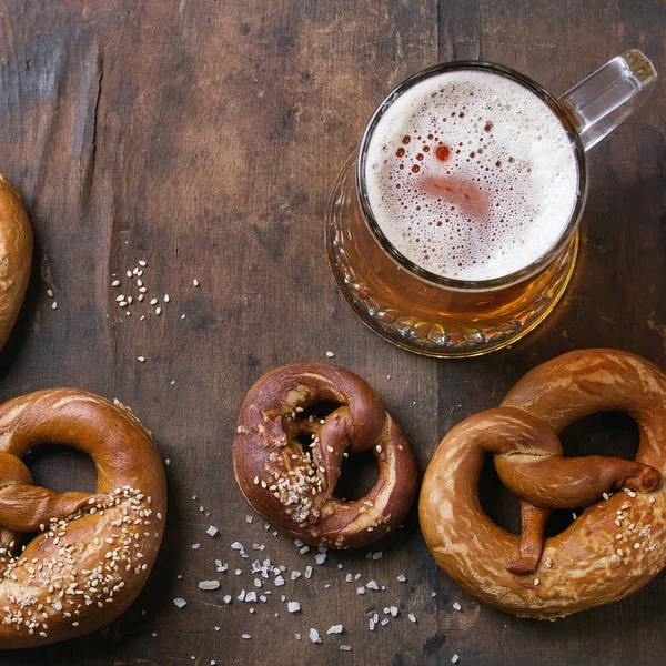 Lagerbier mit Brezeln — Stockfoto