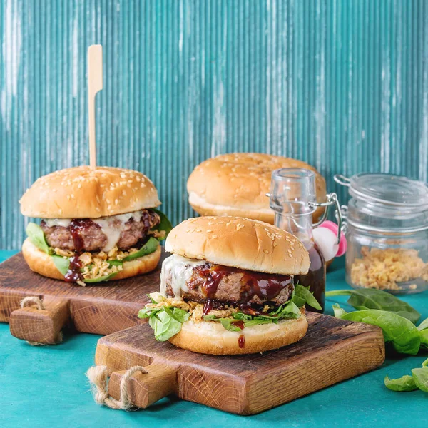 Hambúrgueres com carne bovina e espinafre — Fotografia de Stock