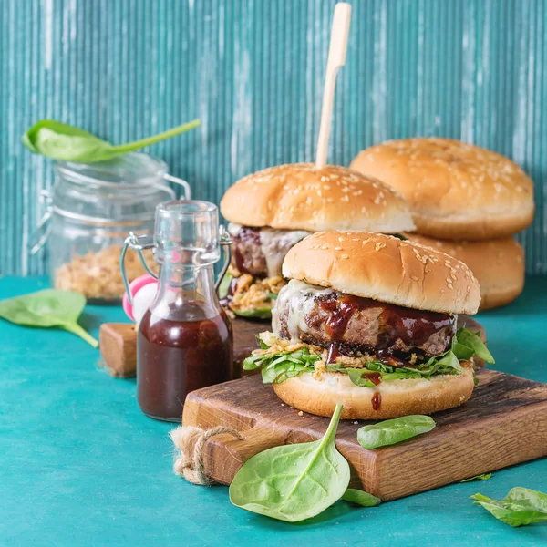 Hambúrgueres com carne bovina e espinafre — Fotografia de Stock