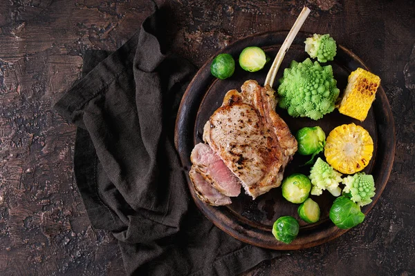 Grilled veal steak with vegetables — Stock Photo, Image