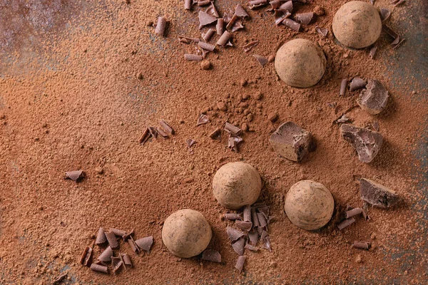 Tartufi di cioccolato con cacao in polvere — Foto Stock