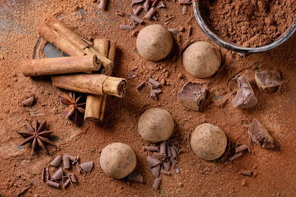 Chocolate truffles with cocoa powder — Stock Photo, Image