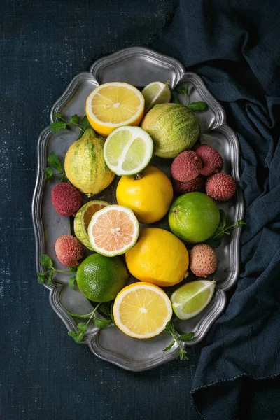 Variedade de citrinos com limão tigre — Fotografia de Stock