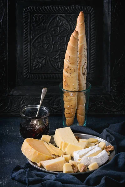 Sortimento de queijo em tábua de madeira — Fotografia de Stock