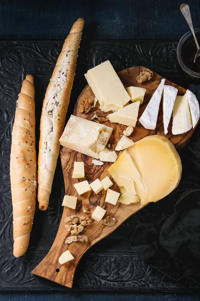 Assortiment de fromage sur planche de bois — Photo