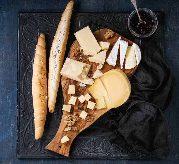 Surtido de queso sobre tabla de madera — Foto de Stock