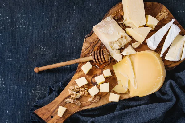 Assortiment de fromage sur planche de bois — Photo