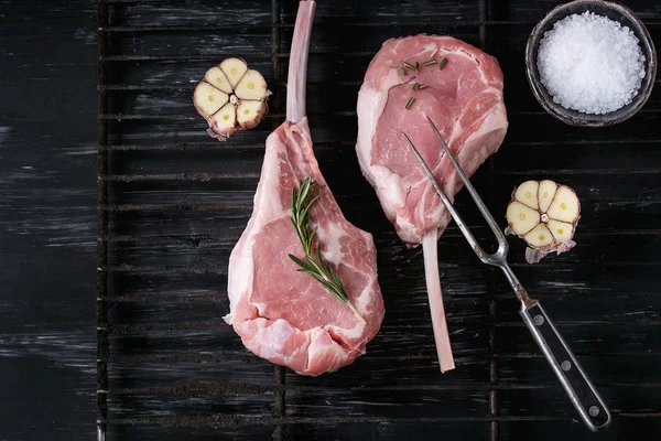 Carne di vitello cruda tomahawk — Foto Stock